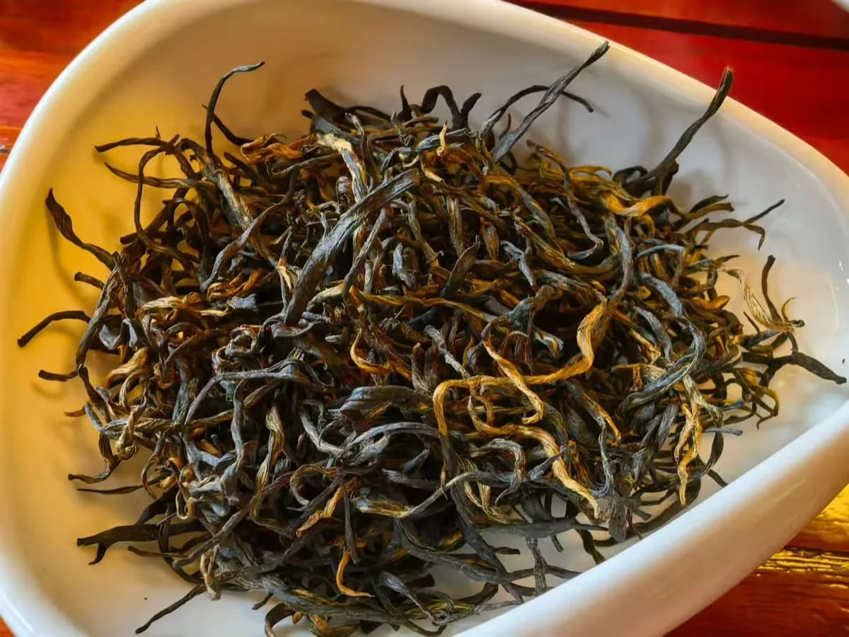 Whole-leaf Xiangxi Golden Black Tea: twisted dark leaf with visible golden tips